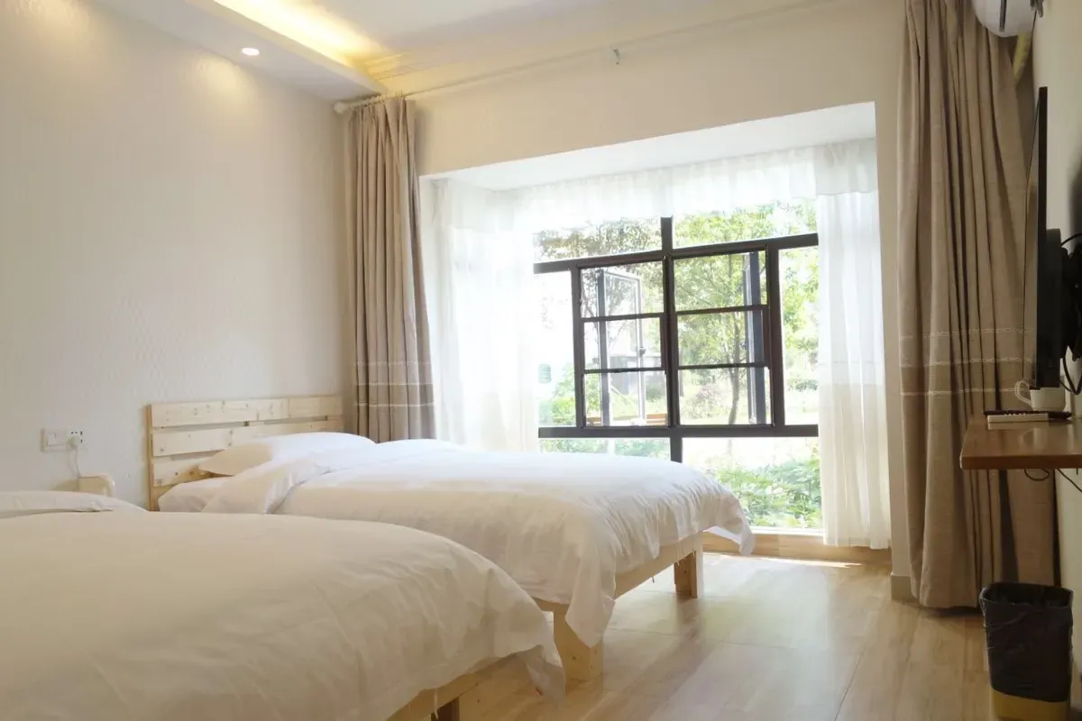 Dingding Inn Zhangjiajie — rooms and atmosphere