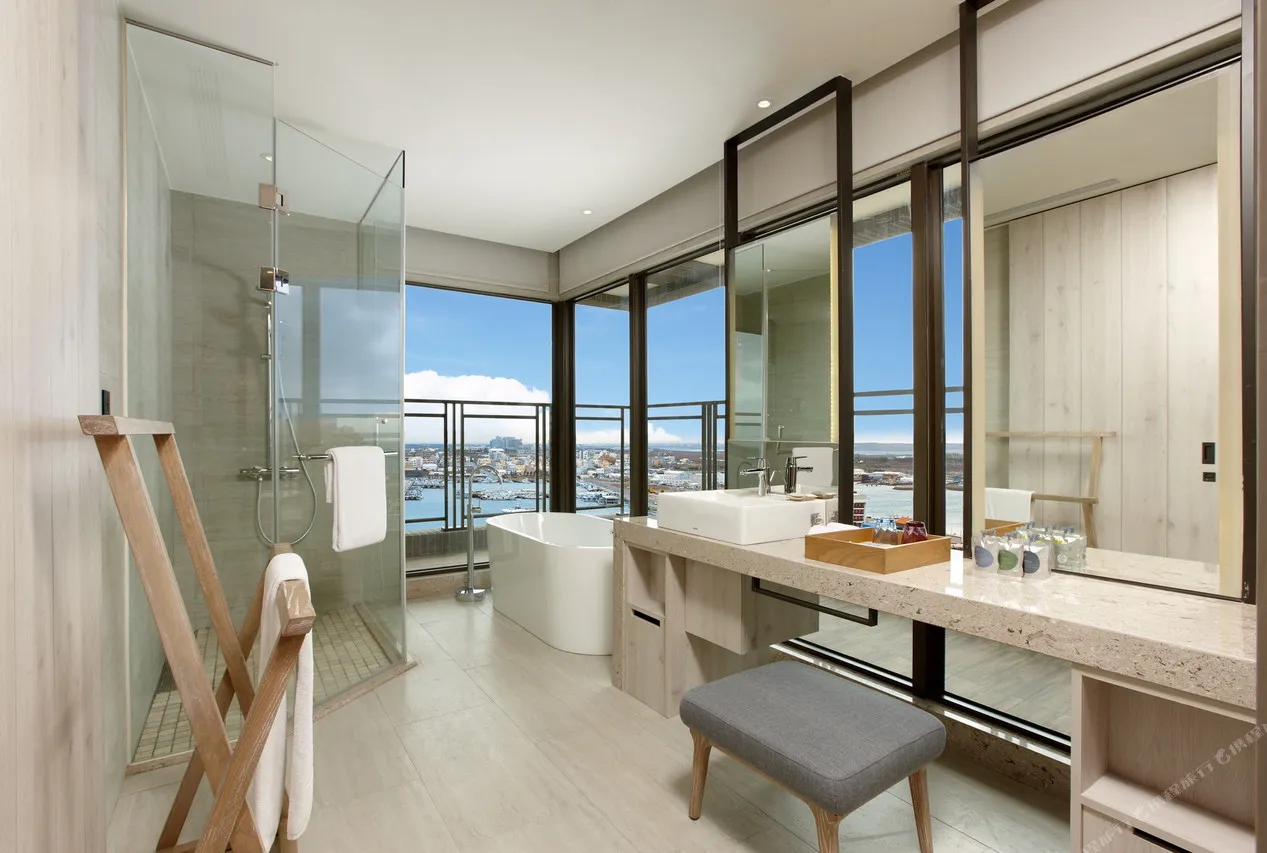 Discovery Hotel — rooms and atmosphere