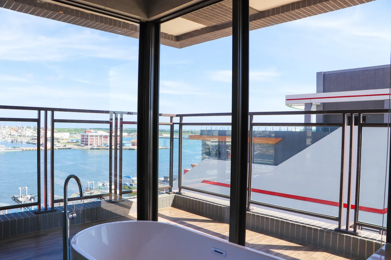 Discovery Hotel — rooms and atmosphere
