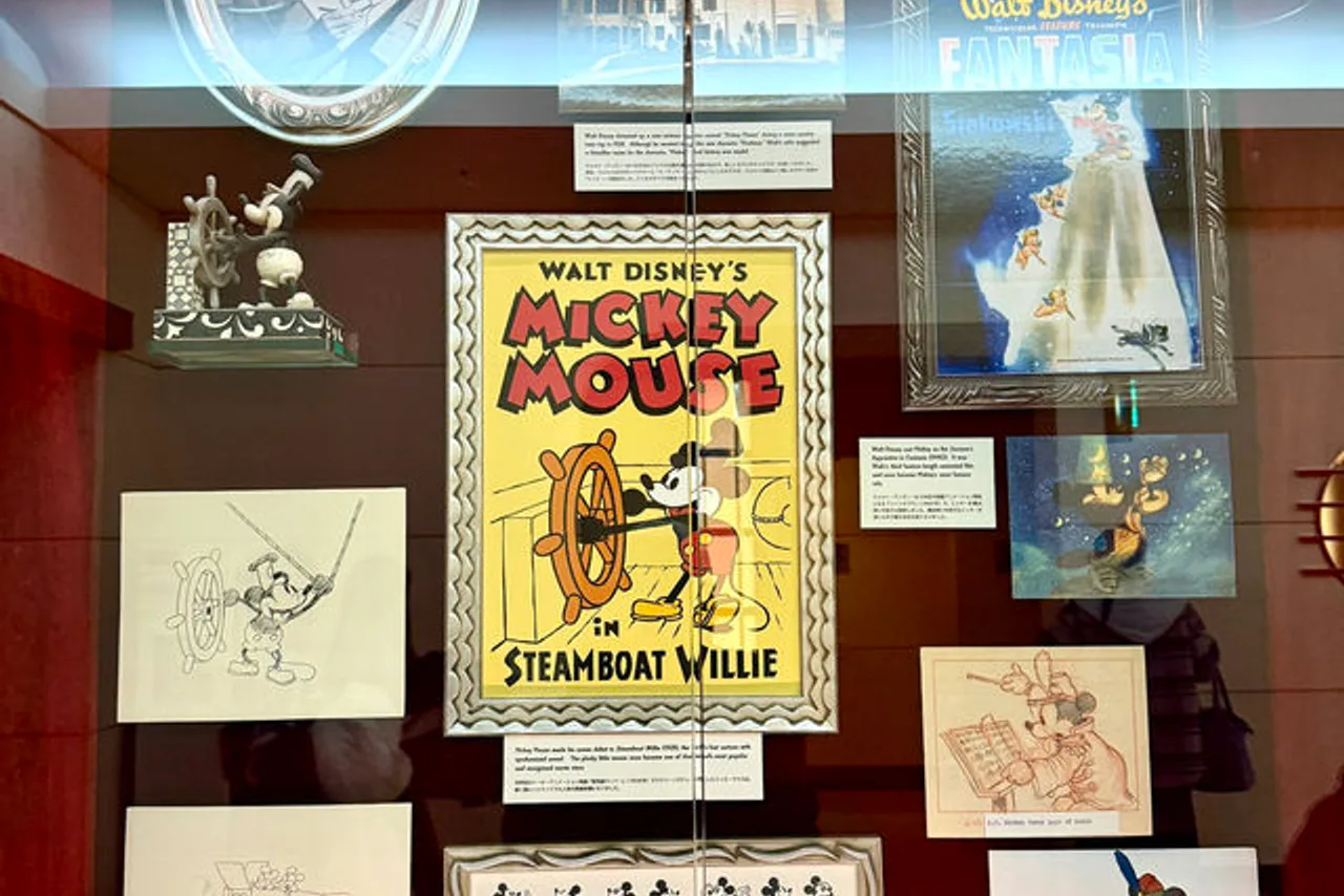ตู้จัดแสดงโปสเตอร์ Steamboat Willie และประวัติมิกกี้ที่ Disney Ambassador Hotel