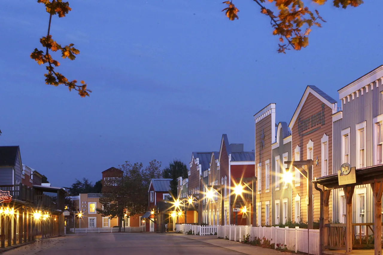 Disney's Hotel Cheyenne — rooms and atmosphere