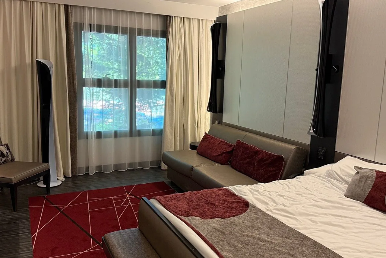 Disney's Hotel New York – The Art of Marvel — rooms and atmosphere