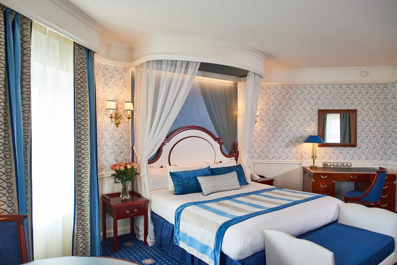 Disney's Newport Bay Club — rooms and atmosphere