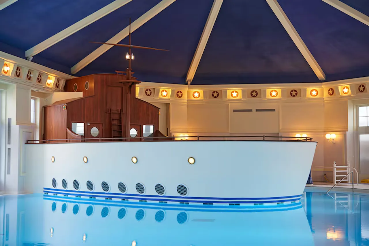 Disney's Newport Bay Club — rooms and atmosphere