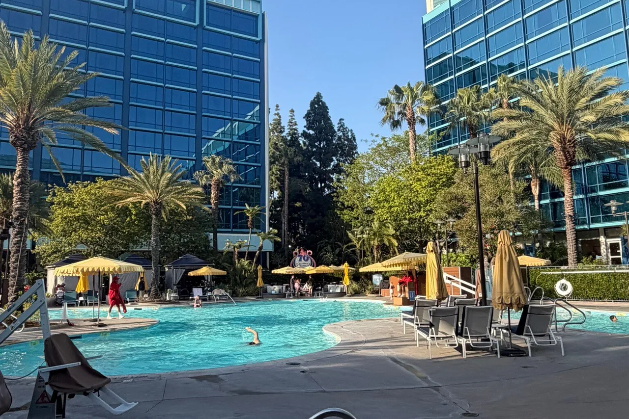 Disneyland Hotel — rooms and atmosphere