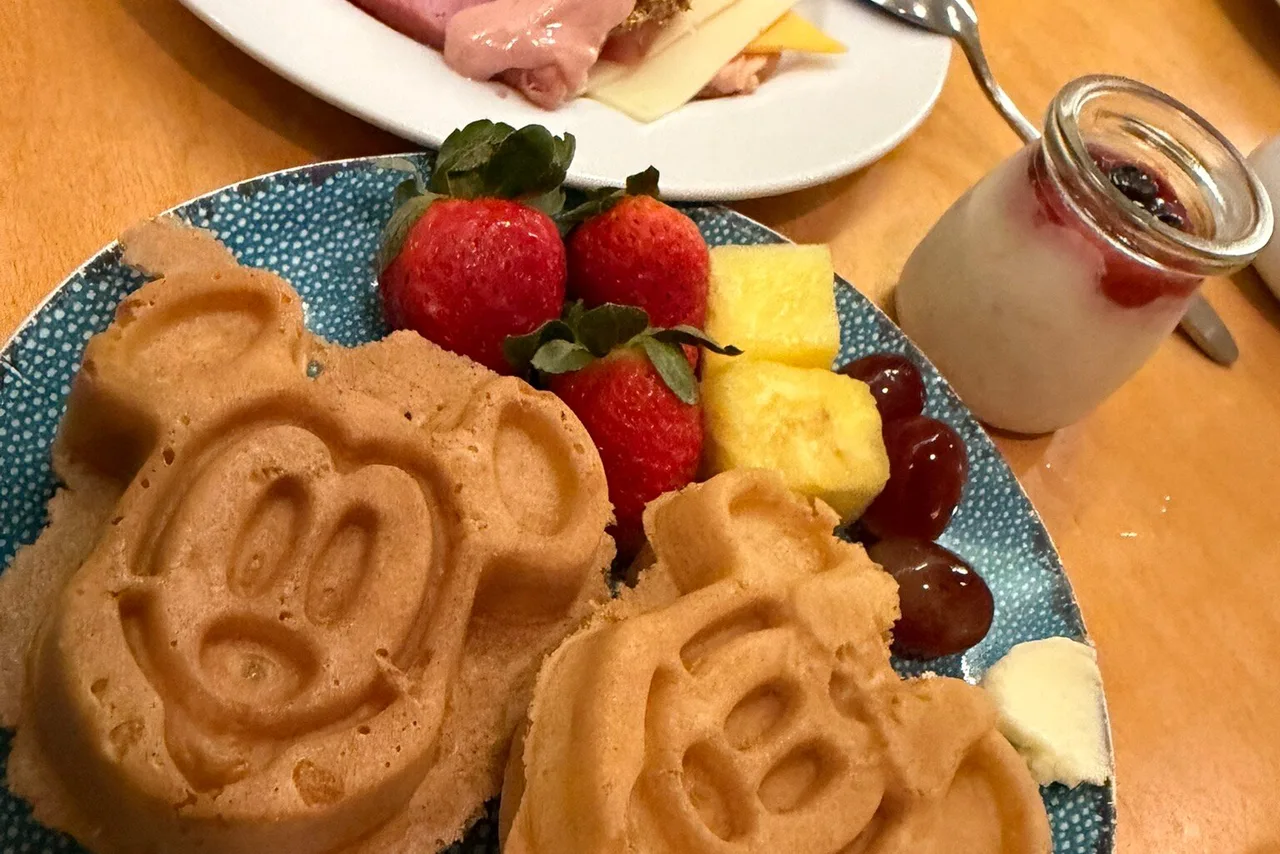Disney's Beach Club Resort — rooms and atmosphere