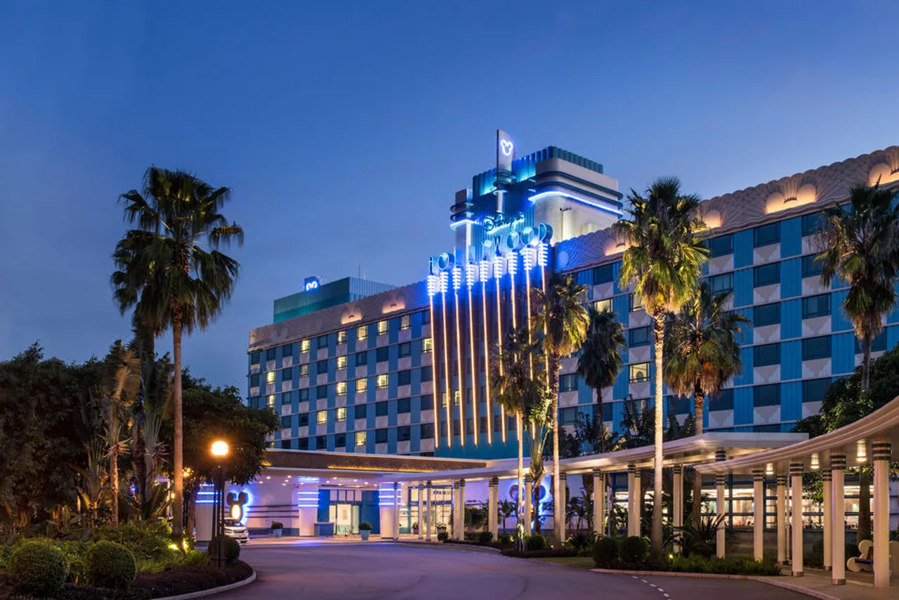 สระว่ายน้ำรูปเปียโน Disney's Hollywood Hotel