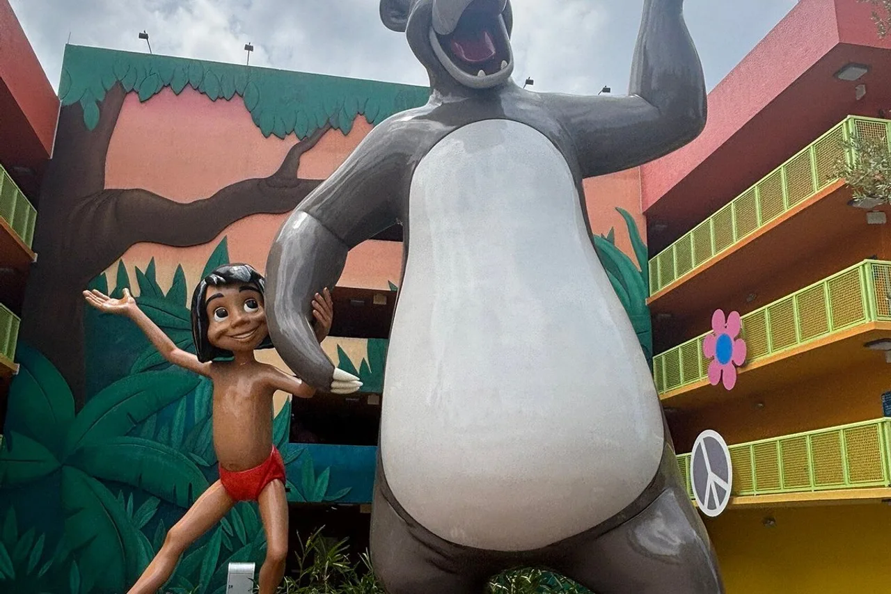 Disney's Pop Century Resort — rooms and atmosphere