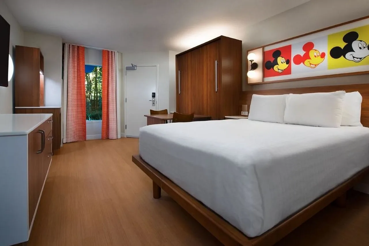 Disney's Pop Century Resort — rooms and atmosphere