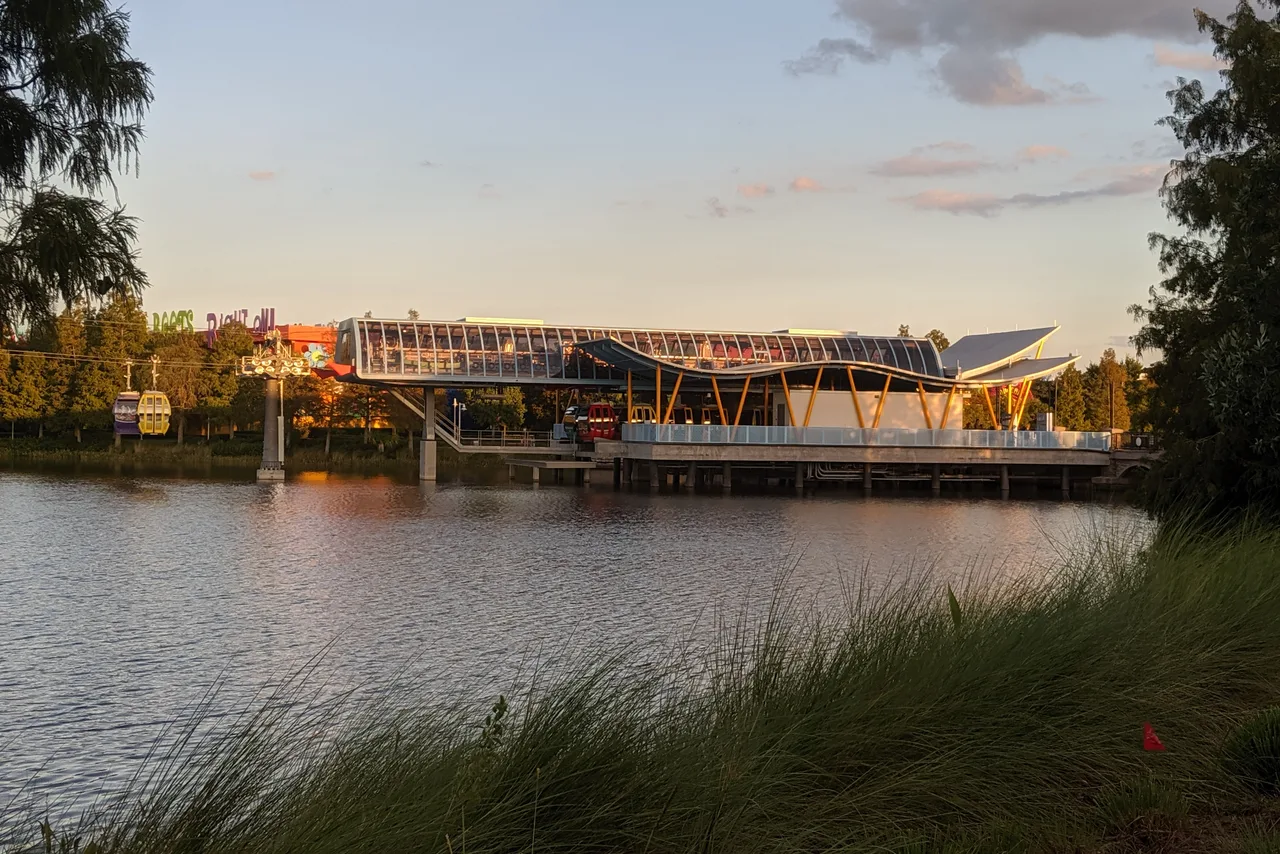 Disney's Pop Century Resort — rooms and atmosphere