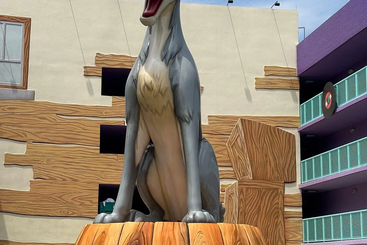 Disney's Pop Century Resort — rooms and atmosphere