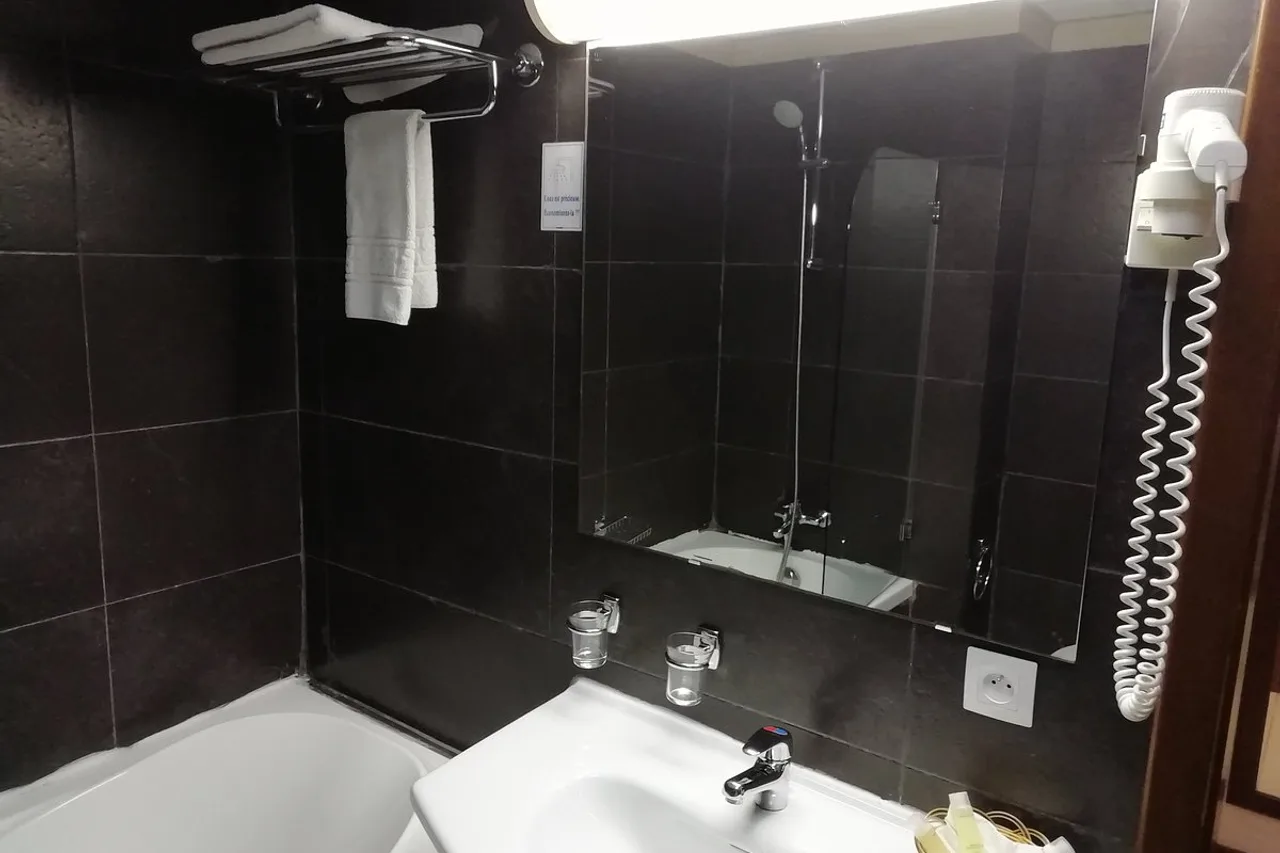 Djeuga Palace Hotel — rooms and atmosphere