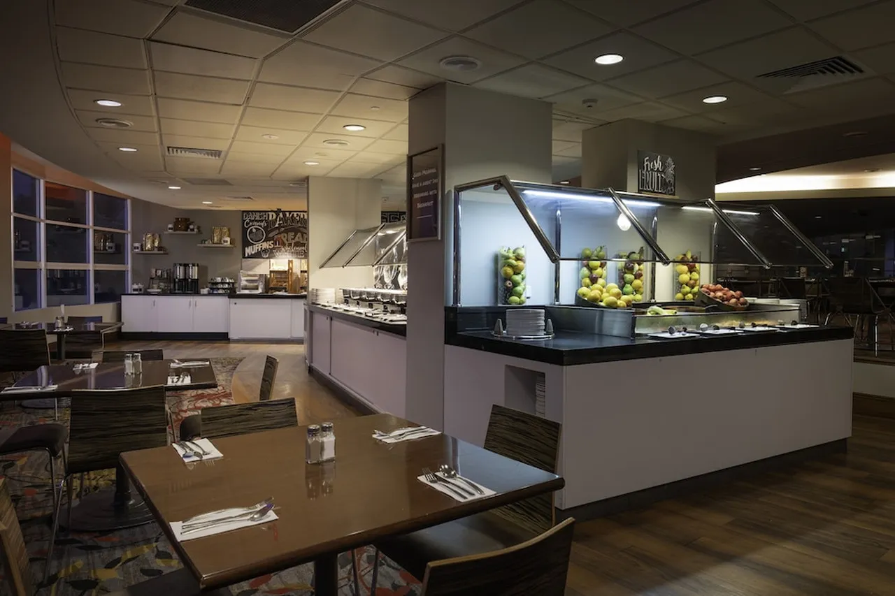 DoubleTree by Hilton Cairns — rooms and atmosphere