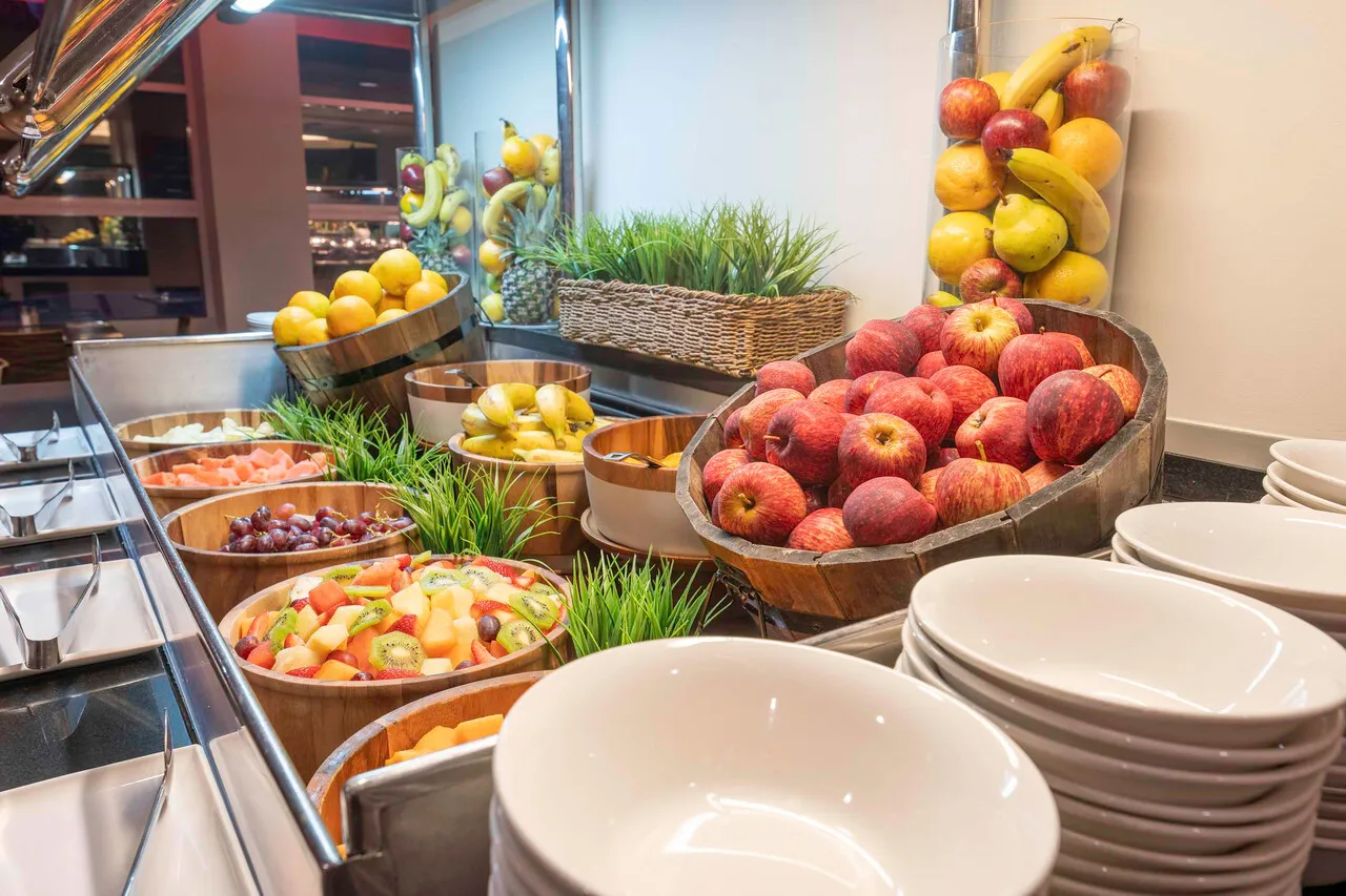DoubleTree by Hilton Cairns — rooms and atmosphere