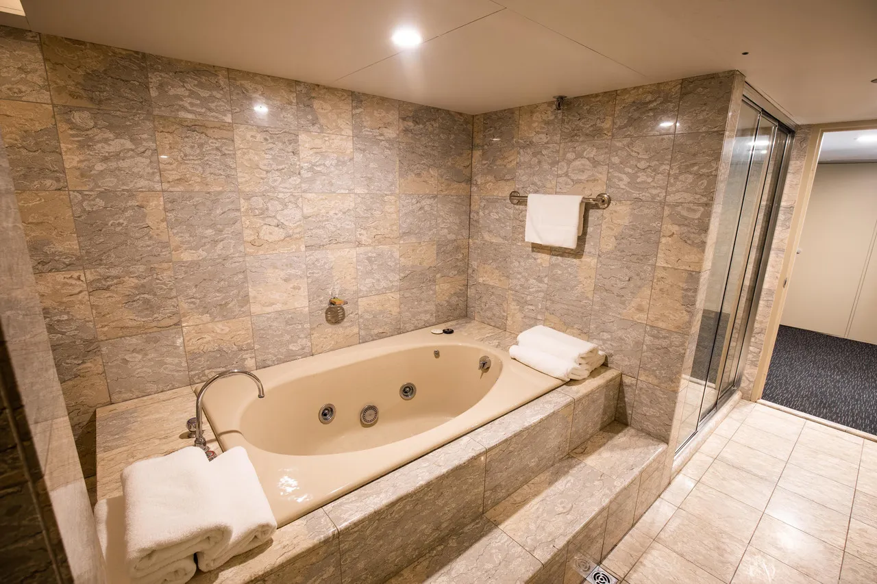DoubleTree by Hilton Esplanade Darwin — rooms and atmosphere