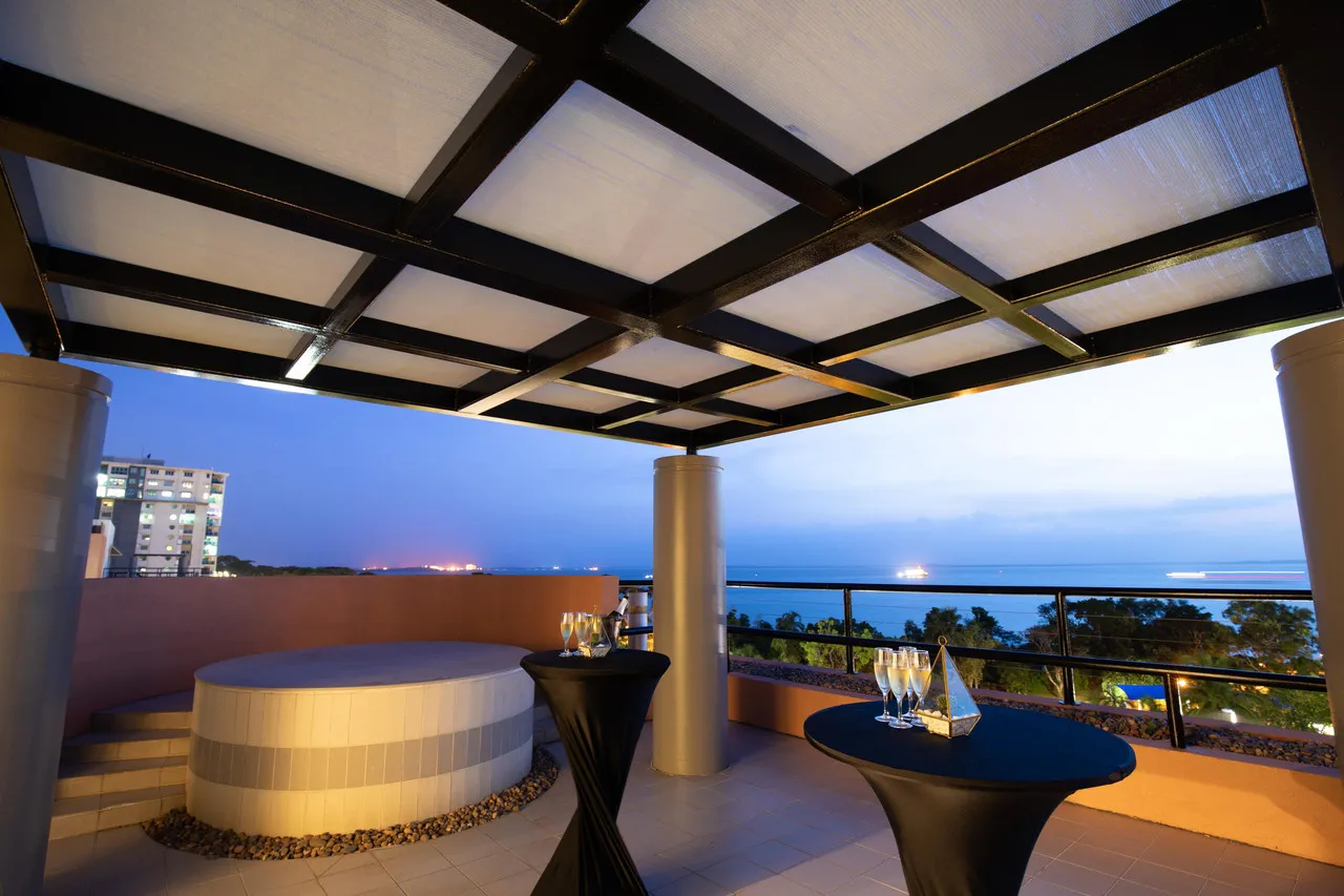DoubleTree by Hilton Esplanade Darwin — rooms and atmosphere