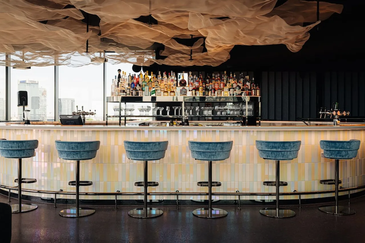 DoubleTree by Hilton Amsterdam Centraal Station — rooms and atmosphere