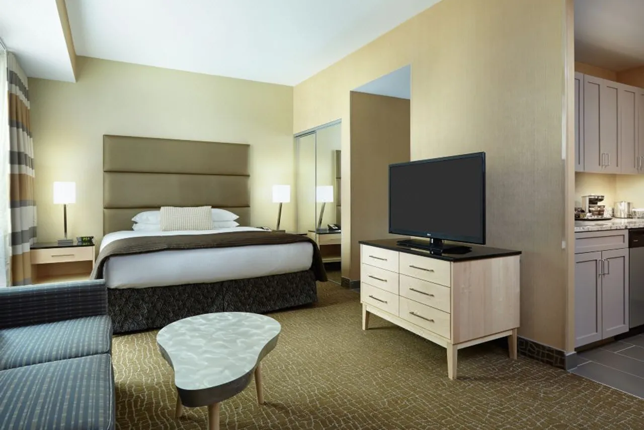 DoubleTree by Hilton Philadelphia Center City — rooms and atmosphere