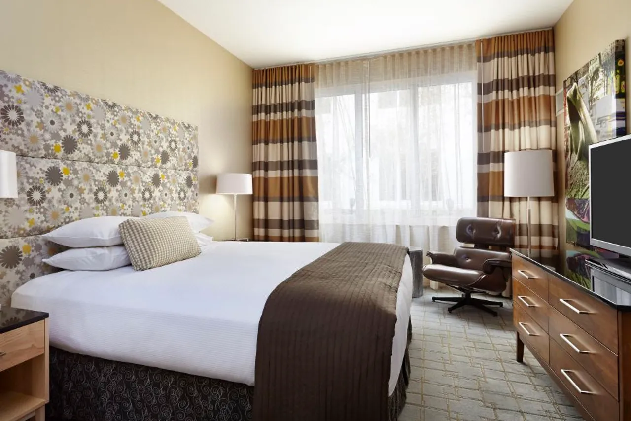 DoubleTree by Hilton Philadelphia Center City — rooms and atmosphere