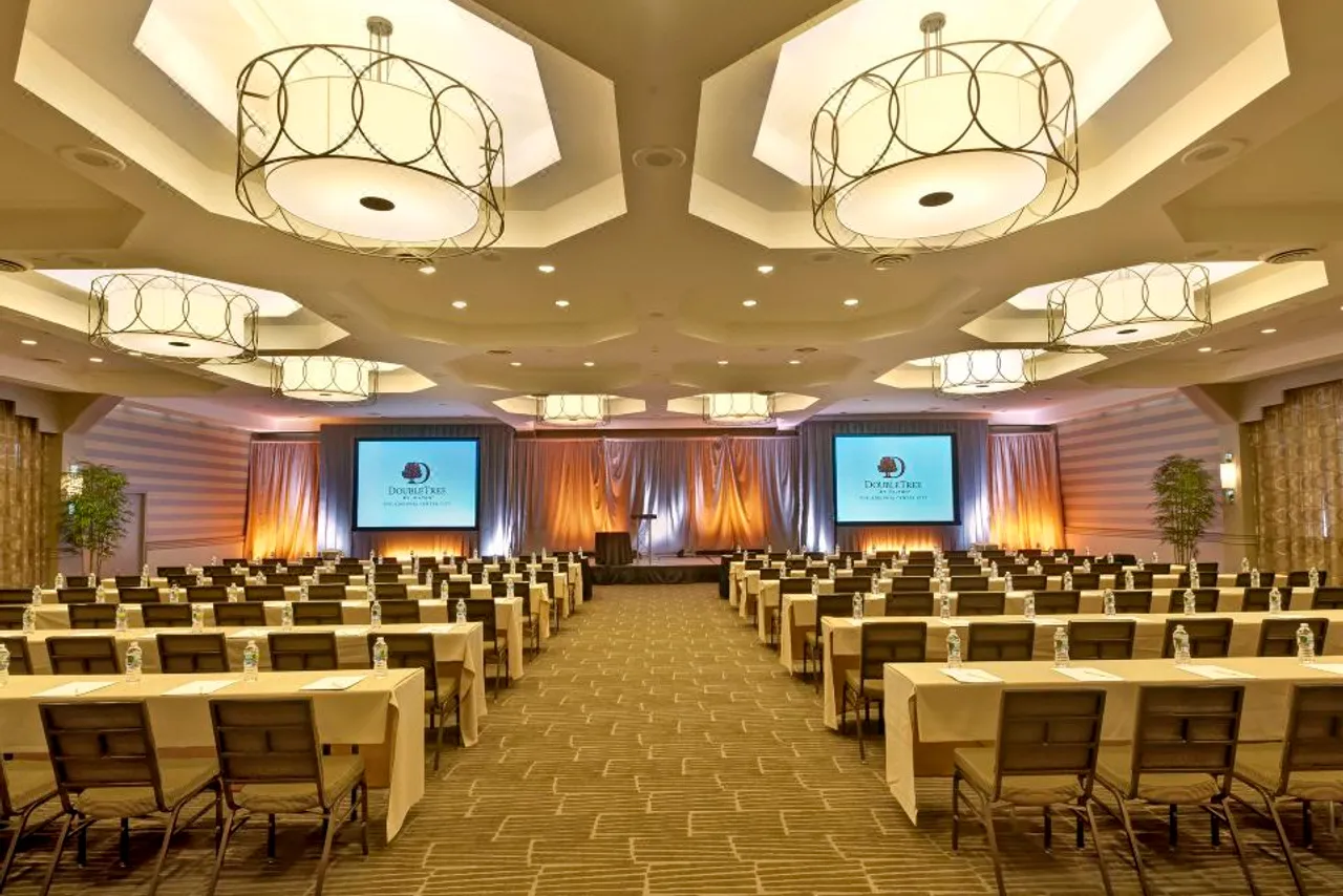 DoubleTree by Hilton Philadelphia Center City — rooms and atmosphere