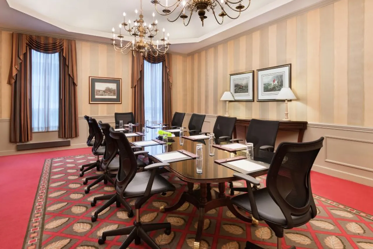 DoubleTree by Hilton Philadelphia Center City — rooms and atmosphere