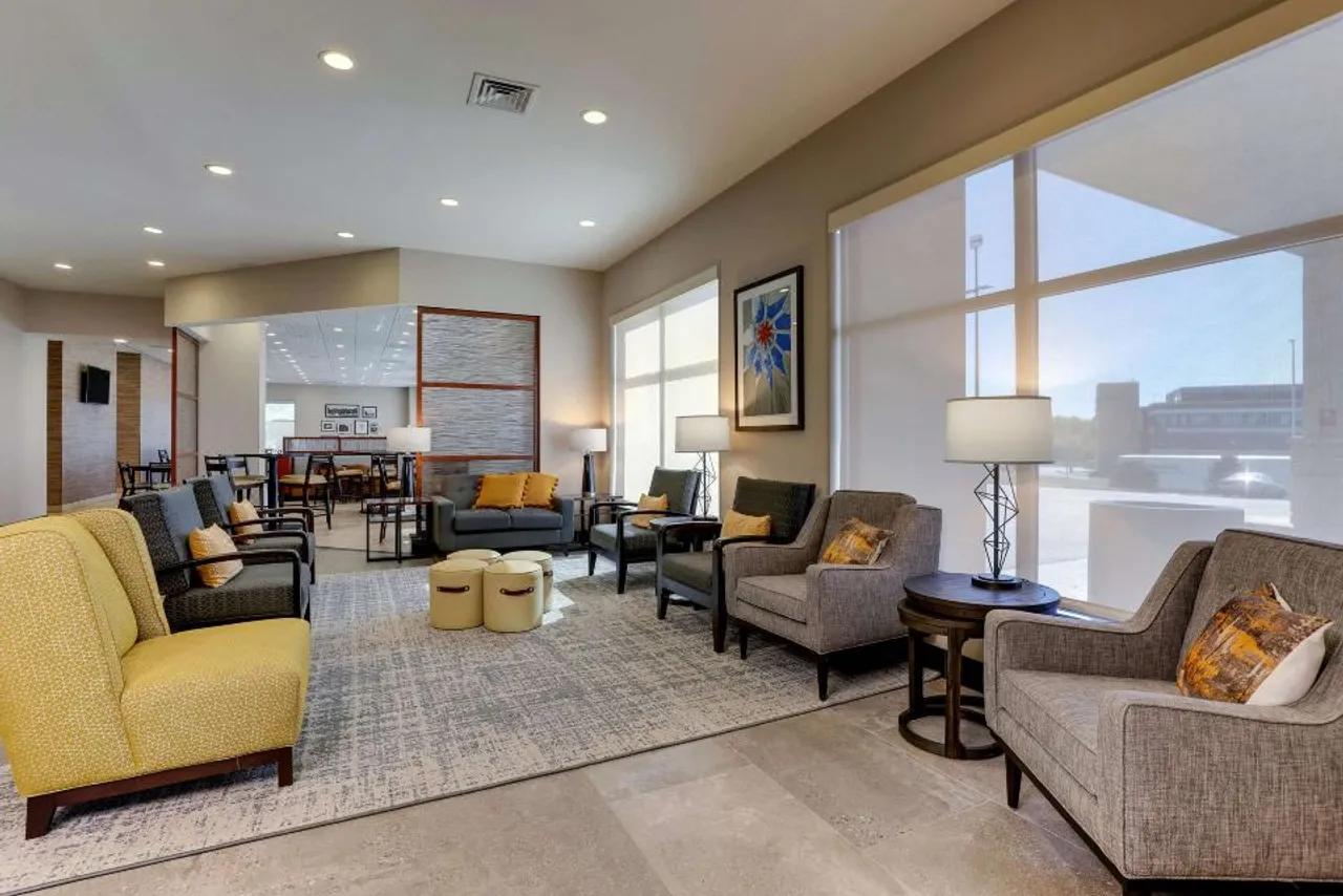 Drury Inn & Suites Kansas City Independence — rooms and atmosphere