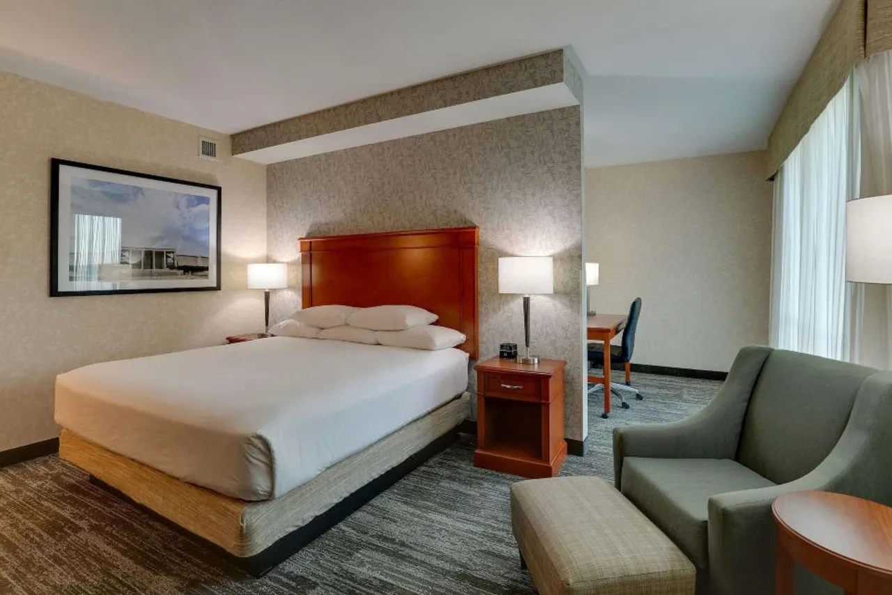 Drury Inn & Suites Kansas City Independence — rooms and atmosphere