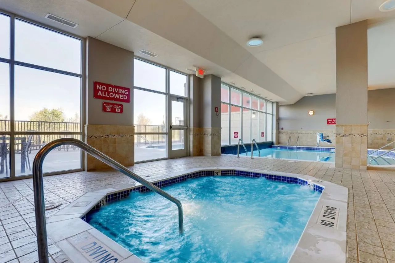 Drury Inn & Suites Kansas City Independence — rooms and atmosphere