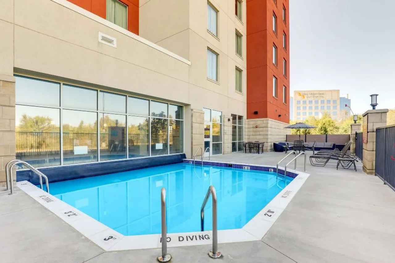 Drury Inn & Suites Kansas City Independence — rooms and atmosphere