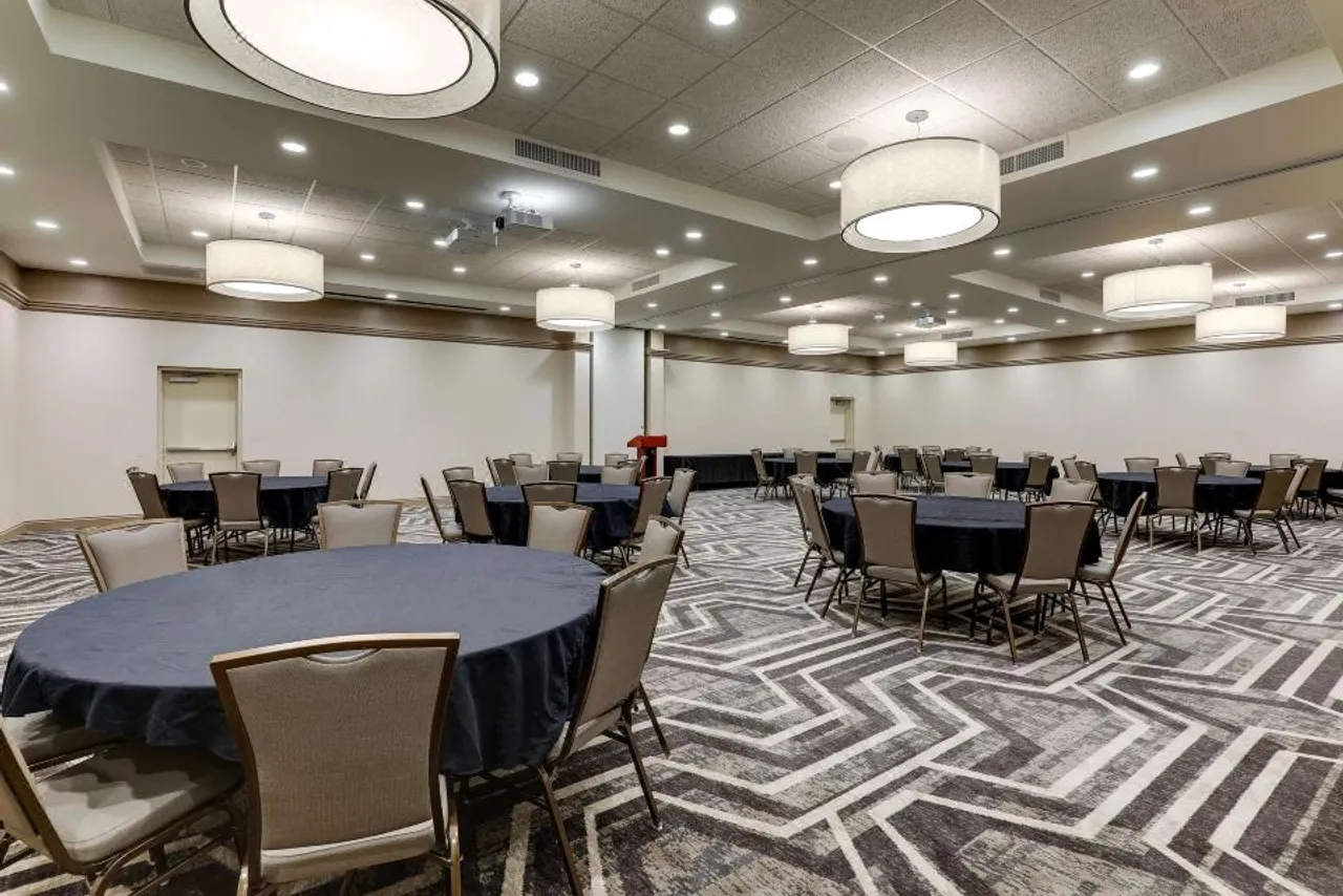 Drury Inn & Suites Kansas City Independence — rooms and atmosphere