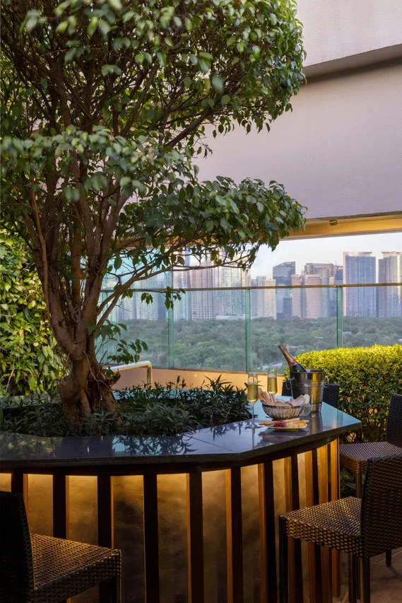 Dusit Thani Manila — rooms and atmosphere