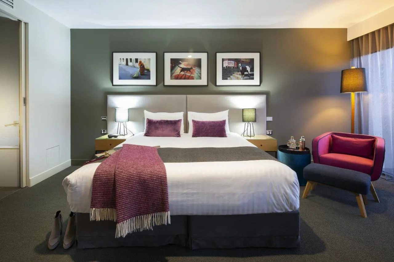 East Hotel and Apartments — rooms and atmosphere