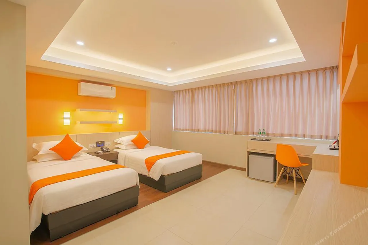 East Hotel Yangon — rooms and atmosphere