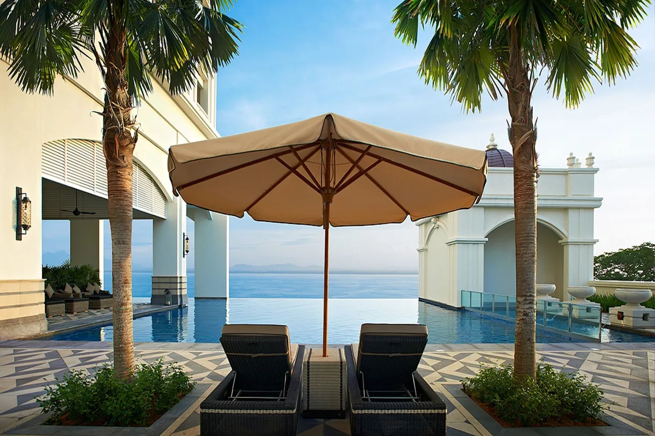 Eastern & Oriental Hotel — rooms and atmosphere