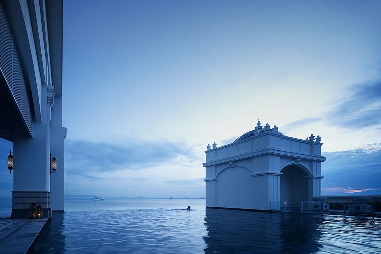 Eastern & Oriental Hotel — rooms and atmosphere