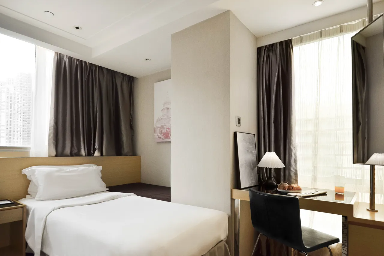 Eco Tree Hotel Sheung Wan — rooms and atmosphere