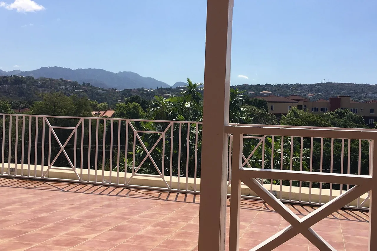 Eden Gardens Wellness Resort &amp; Spa — rooms and atmosphere