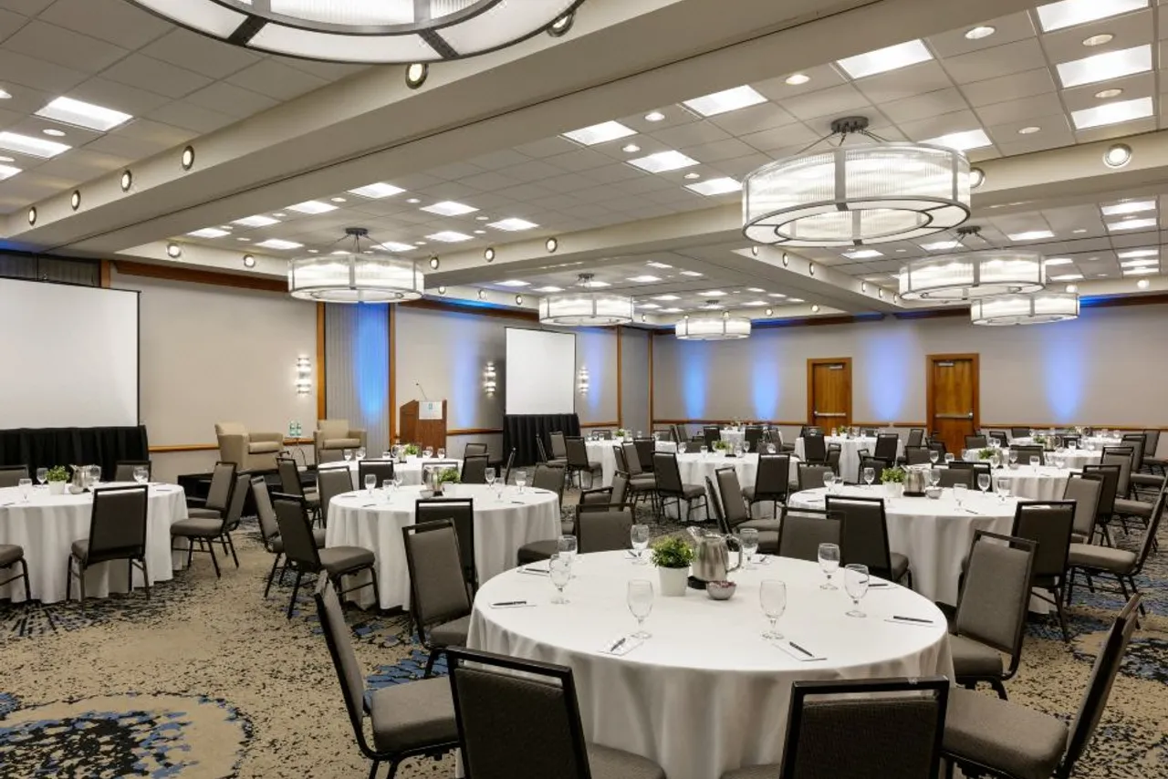 Embassy Suites by Hilton Atlanta at Centennial Olympic Park — rooms and atmosphere