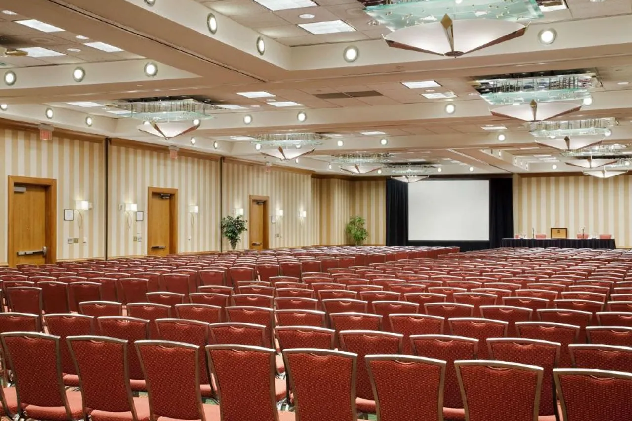 Embassy Suites by Hilton Atlanta at Centennial Olympic Park — rooms and atmosphere