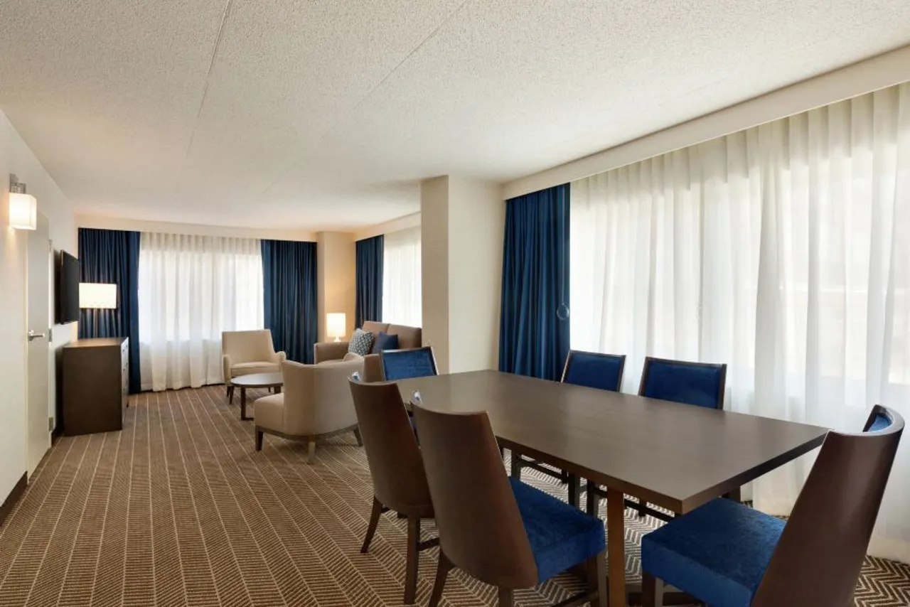 Embassy Suites by Hilton Boston at Logan Airport — rooms and atmosphere
