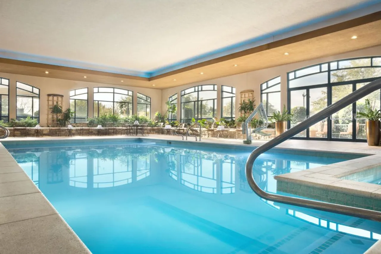 Embassy Suites by Hilton Grapevine DFW Airport North — rooms and atmosphere