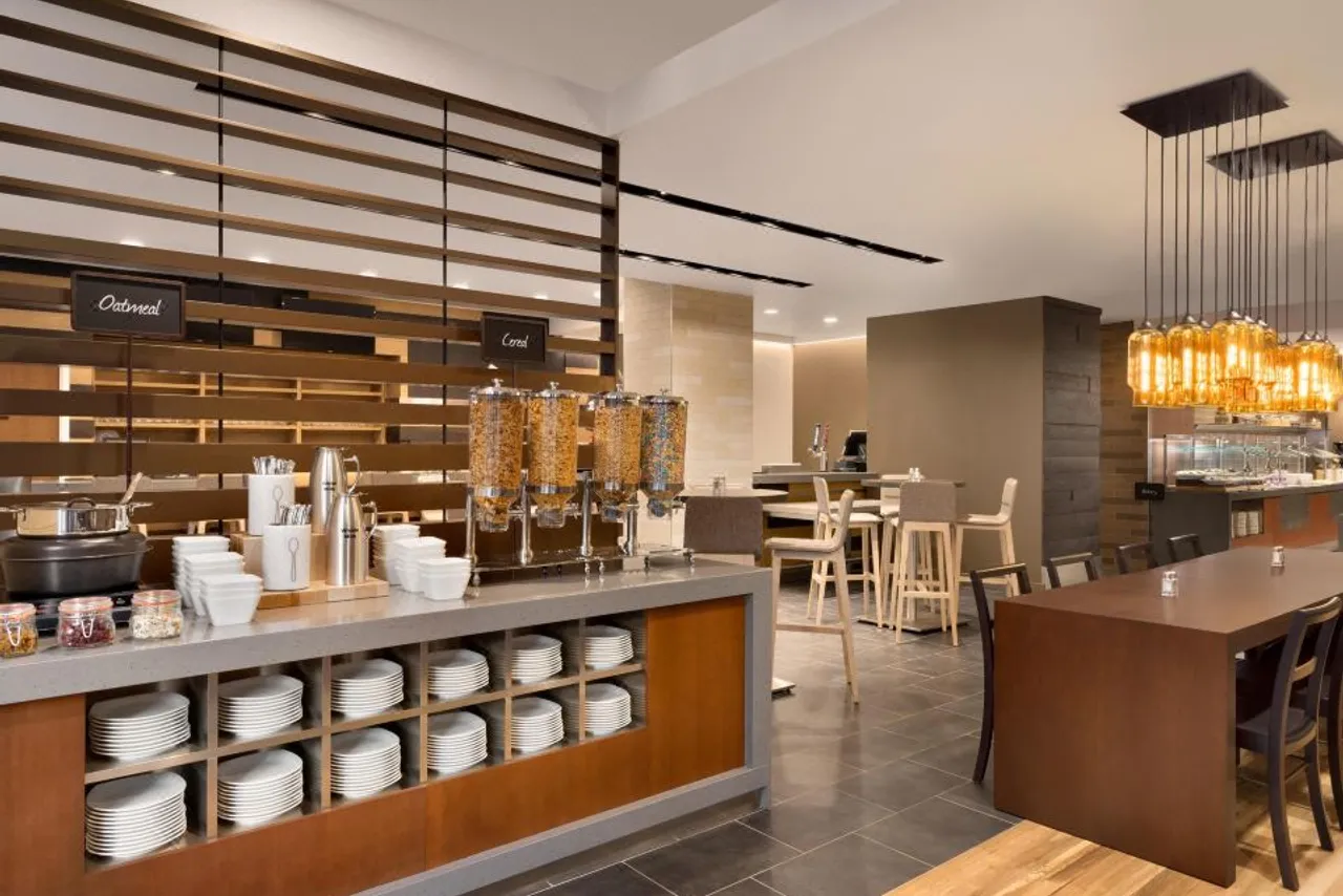 Embassy Suites by Hilton New York Manhattan Times Square — rooms and atmosphere