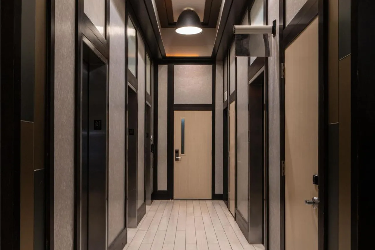 Embassy Suites by Hilton New York Manhattan Times Square — rooms and atmosphere