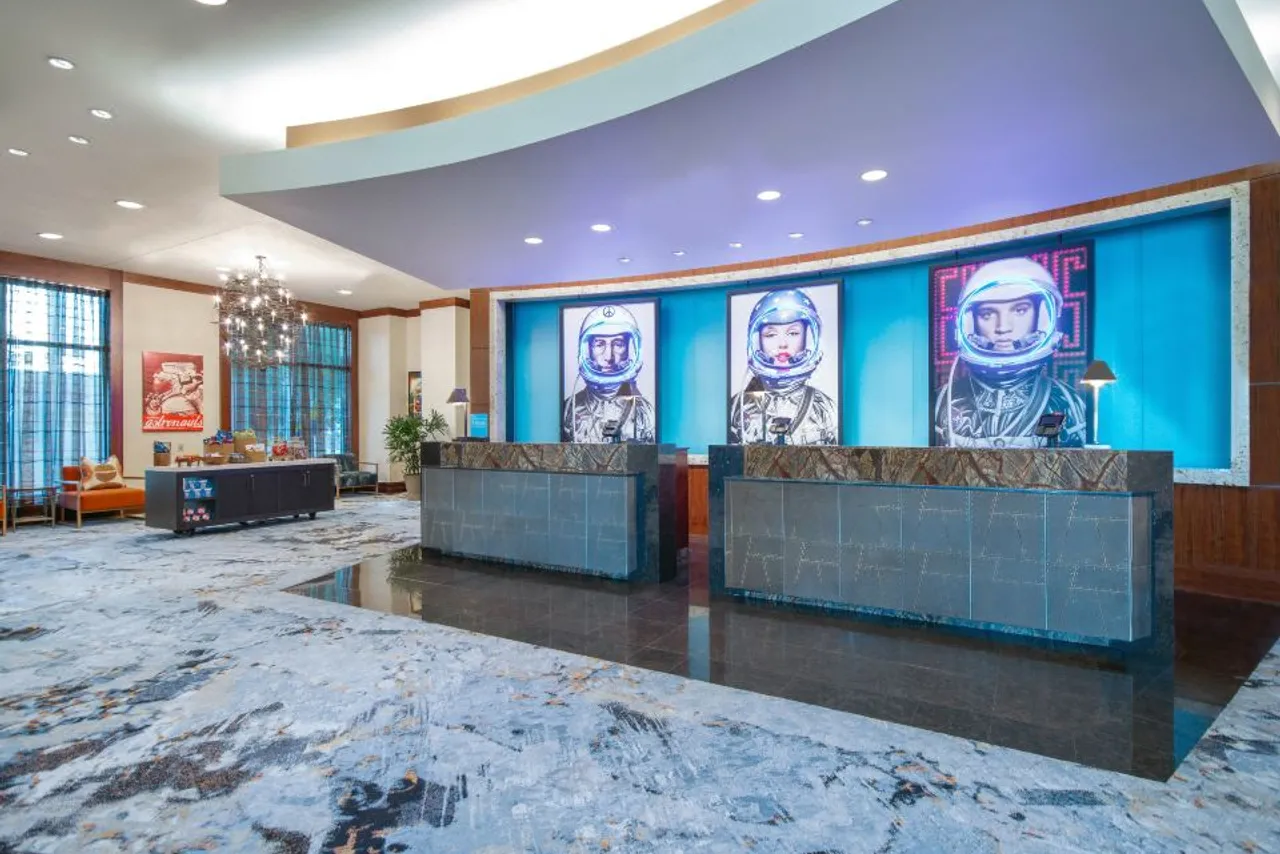 Embassy Suites by Hilton Houston Downtown — rooms and atmosphere