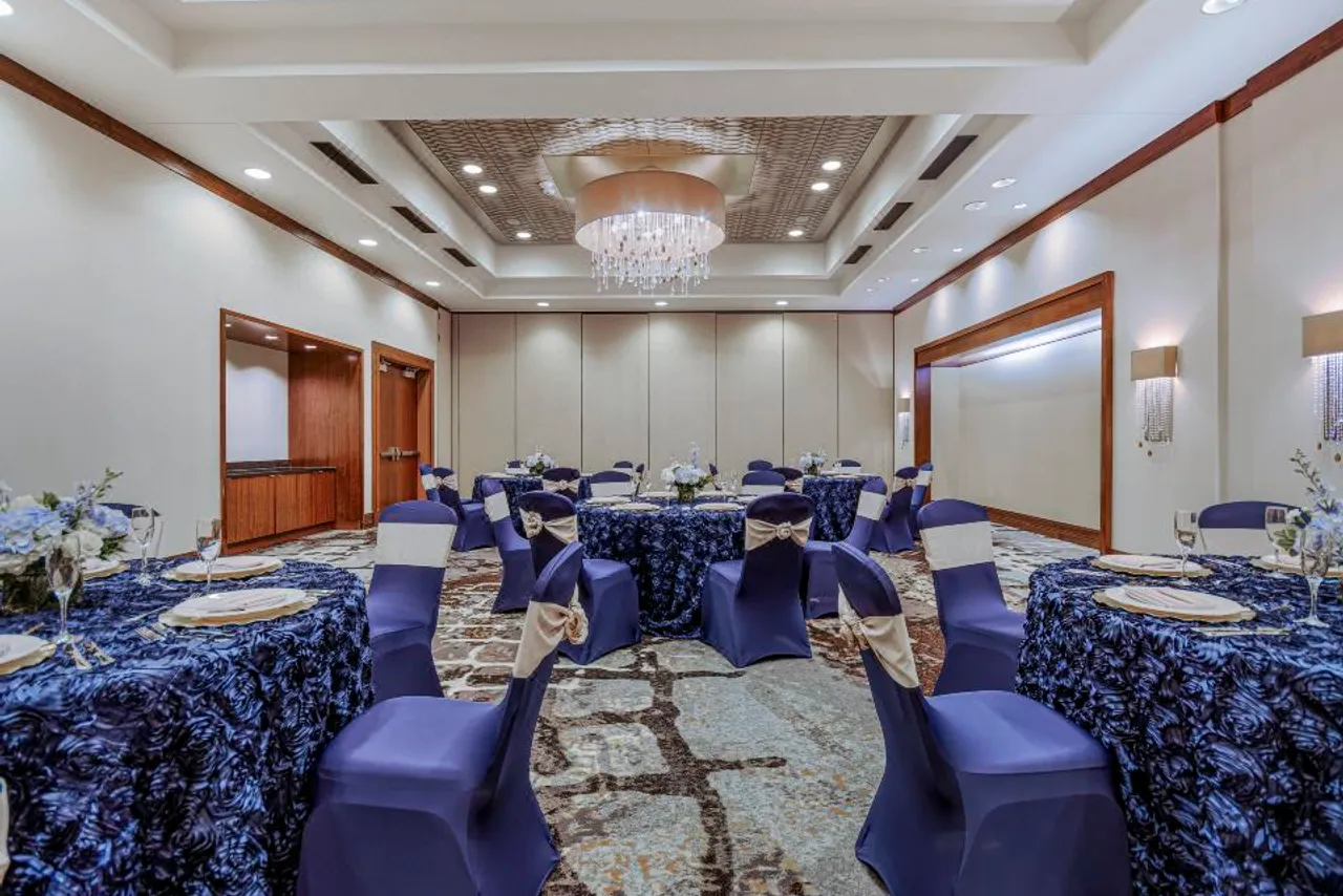 Embassy Suites by Hilton Houston Downtown — rooms and atmosphere