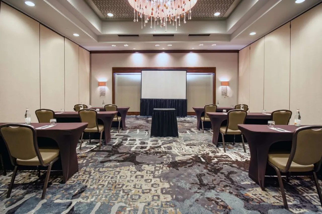 Embassy Suites by Hilton Houston Downtown — rooms and atmosphere