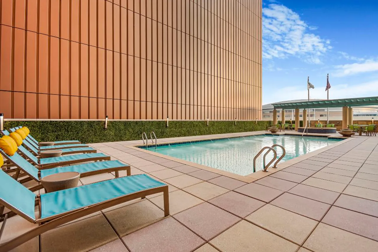 Embassy Suites by Hilton Houston Downtown — rooms and atmosphere
