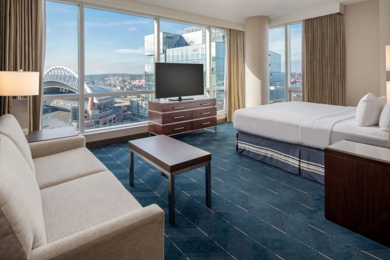 Embassy Suites by Hilton Seattle Downtown Pioneer Square — rooms and atmosphere