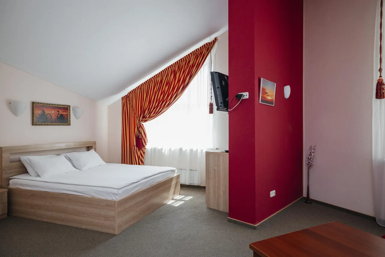Emerald Hotel — rooms and atmosphere