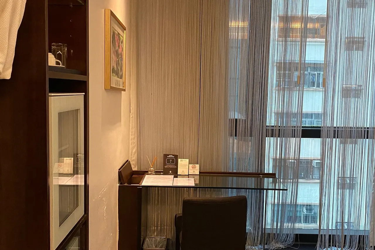 The Empire Hotel Hong Kong - Causeway Bay — rooms and atmosphere